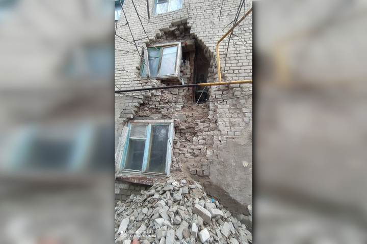 Жильцы поселка Степное боятся взрыва газа из-за обрушившейся стены общежития: следователи начали проверку
