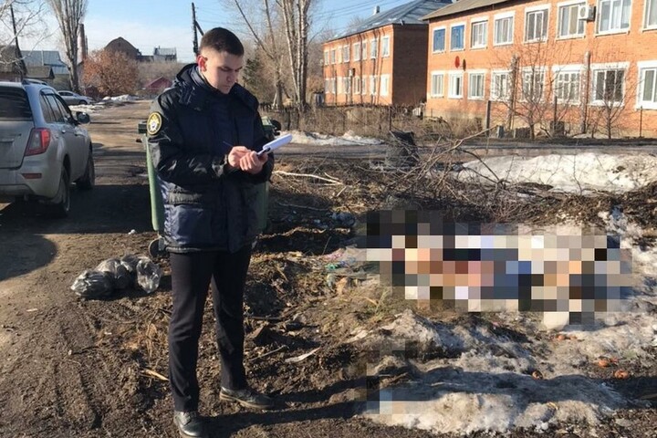 В Пугачеве на мусорку выбросили тело пенсионерки, завернутое в простыни
