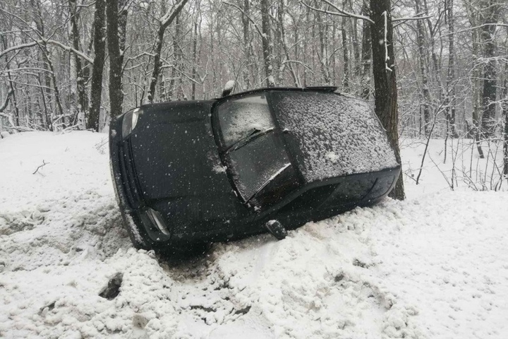 Niva Chevrolet опрокинулась после столкновения с легковушкой в районе смотровой площадки на Кумысной поляне: трое пострадали