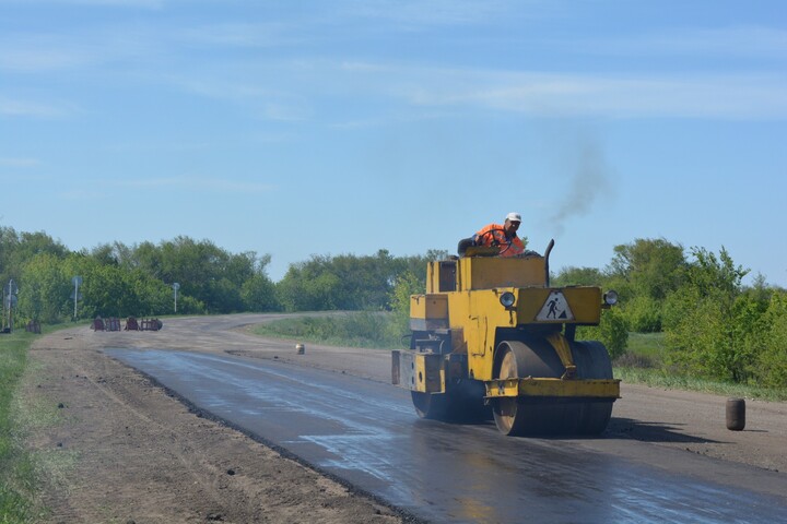 Контракты на ремонт дорог в отдаленных районах достались фирмам из Турков и Духовницкого