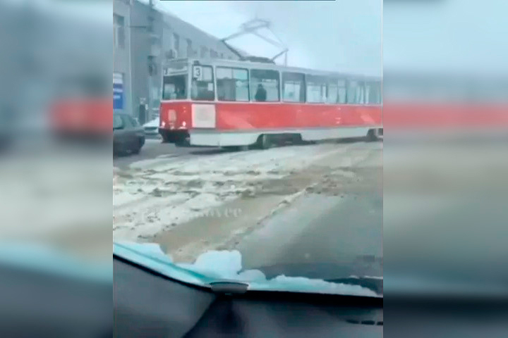 «Трамвай тоже не выдержал»: в Саратове во время снегопада вагон сошел с рельсов