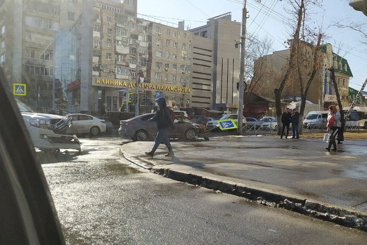 В центре Саратова Hyundai вылетел на тротуар после столкновения с внедорожником