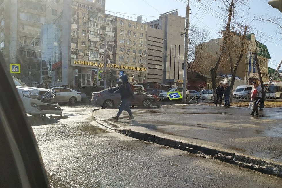 В центре Саратова водитель Hyundai вылетел на тротуар после столкновения с внедорожником