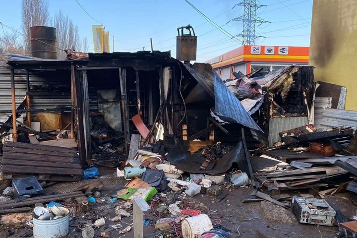 Из-за неисправной электропроводки сгорел сельский магазин, в Заводском районе — сторожка