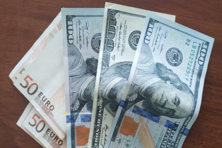 Рубль резко «просел» по отношению к евро и доллару. В Кремле объяснили, почему
