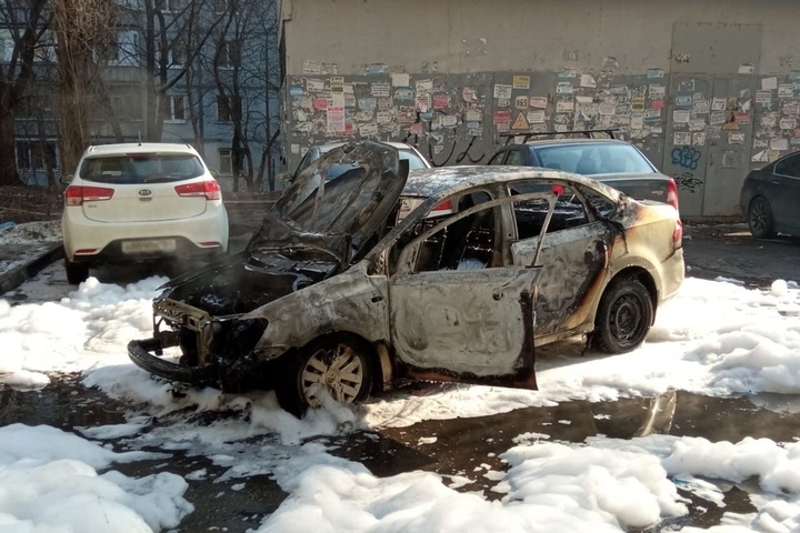 В Ленинском районе из-за неисправной проводки загорелась иномарка, огонь от нее чуть не перекинулся на два других авто