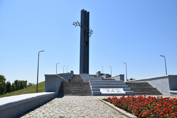 Чиновники хотят отреставрировать вторую звезду с памятника «Журавли». В ближайшее время элемент снимут альпинисты