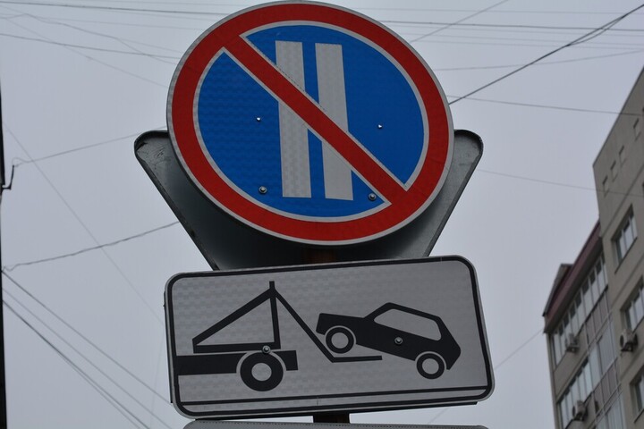 Саратовцы жалуются, что в центре города до сих пор не убрали запрещающие парковку знаки, которые ставились для уборки снега