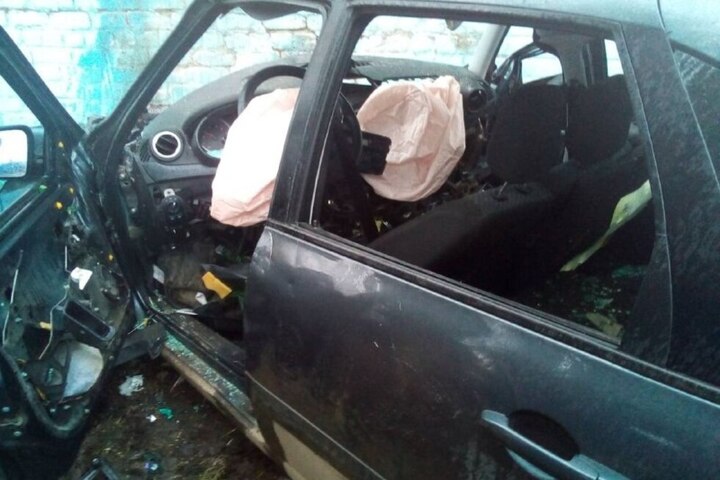 В Аткарске «Гранта» с казахстанскими номерами врезалась в кирпичную стену: водитель погиб на месте