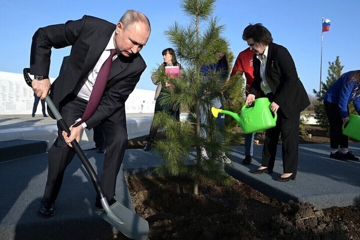 Президент посадил дерево и оставил напутствие в парке покорителей космоса (фото и видео)