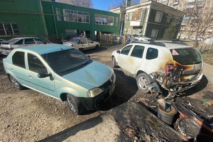 В Кировском районе возле подъезда горели две иномарки