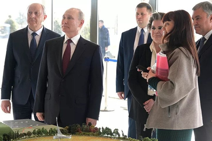 Парк развлечений, обсерватория, «зона гостеприимства» и 2 миллиарда на расселение Летного городка: обращения Радаева к Путину