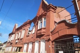 Пока чиновники искали владельцев исторического здания, расположенного в центре Саратова, его фасад практически обрушился