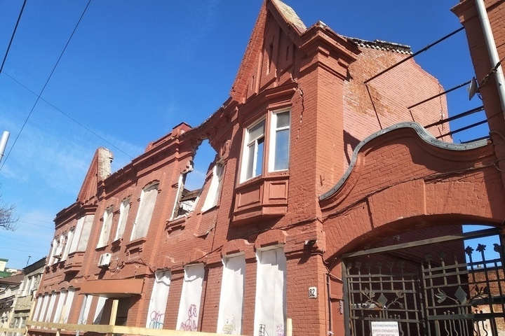 Пока чиновники искали владельцев исторического здания, расположенного в центре Саратова, его фасад практически обрушился