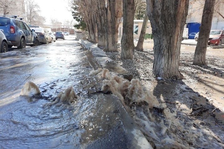 Очевидец: из-за коммунальной аварии Новоузенскую заливает водой