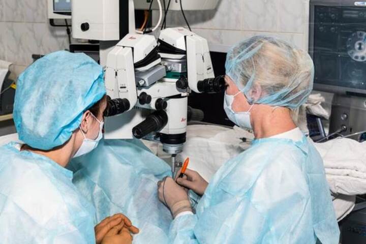 Врачи клиники глазных болезней СГМУ используют современные высокотехнологичные методики хирургического лечения при разрывах и отслойке сетчатки