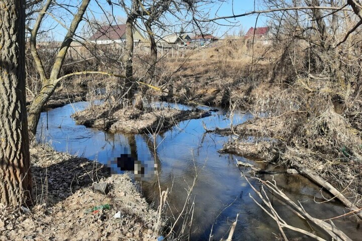 В Новобурасском районе женщина отправилась на поиски супруга и нашла его мертвым в ручье