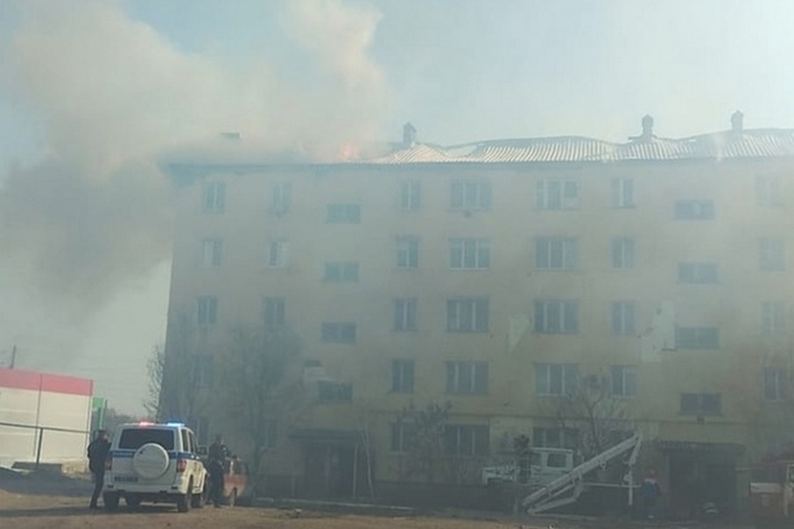 В Озинках загорелась пятиэтажка: жителей эвакуировали, на помощь выехали пожарные из соседних населенных пунктов