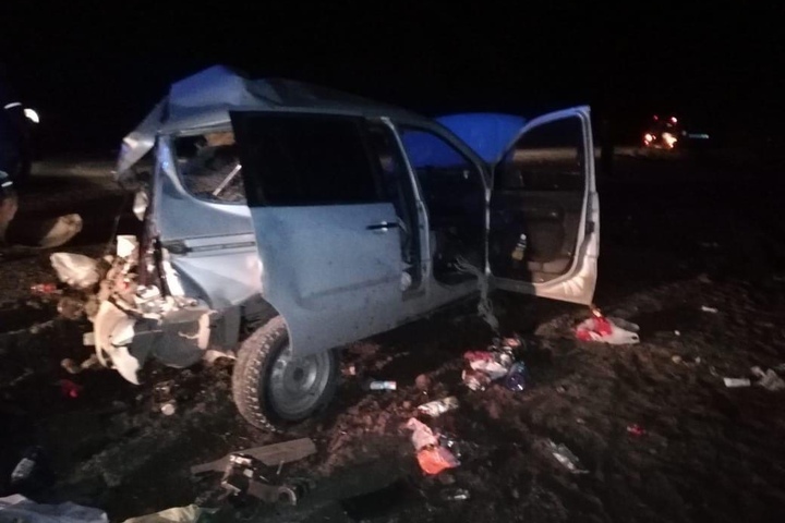 В Вольском районе грузовик въехал в иномарку, которую на буксире тащила «Лада Надежда»: трое водителей пострадали
