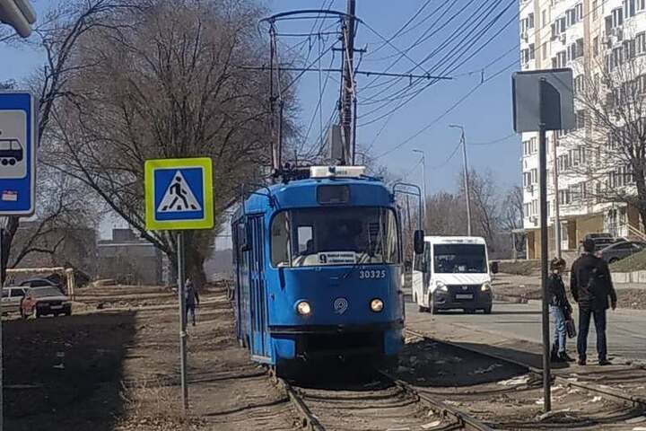 В Саратове подаренный Москвой трамвай сошел с рельсов из-за их неудовлетворительного состояния: маршрут не работал два часа
