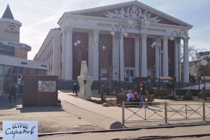 Вслед за площадью Кирова новый ларек установили рядом с фонтаном у ДК «Россия»: саратовцы в недоумении