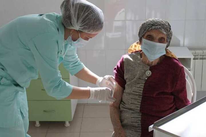 «Вакцину перенесли абсолютно нормально, что говорит о ее безопасности»: три жительницы Саратовской области старше 100 лет привились от ковида