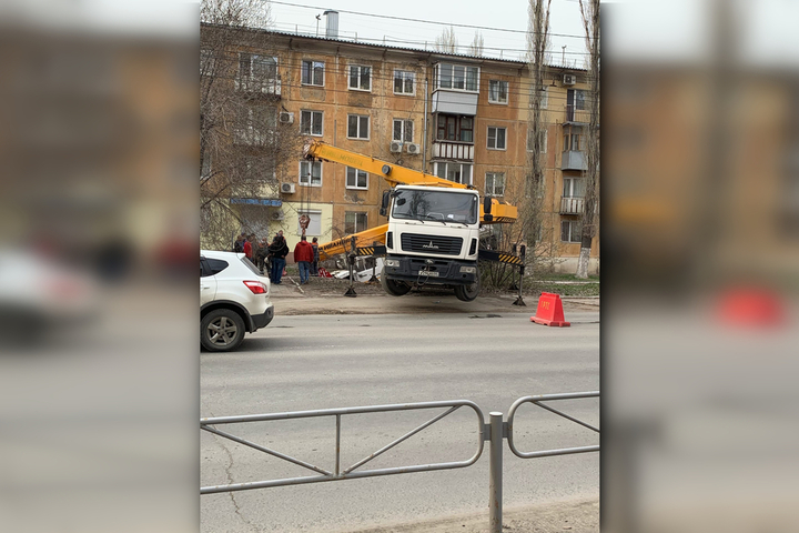 На улице Чернышевского под землю провалился автокран
