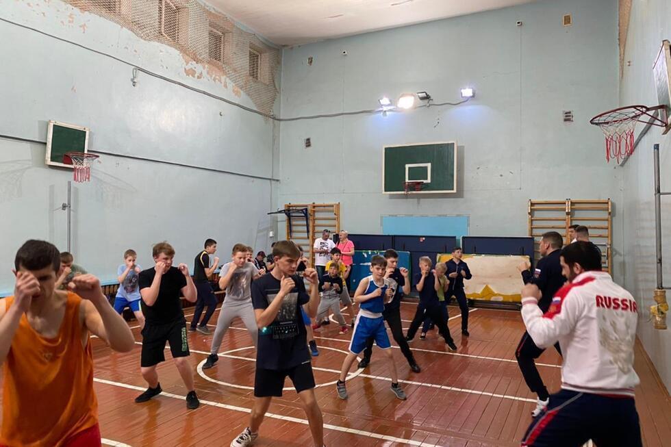 В Базарном Карабулаке известные спортсмены провели для детей мастер-классы по боксу и обсудили перспективы развития спорта в регионе