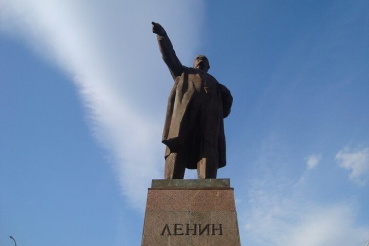 На Театральной площади отремонтируют памятник Ленину, на работы потратят более 400 тысяч рублей