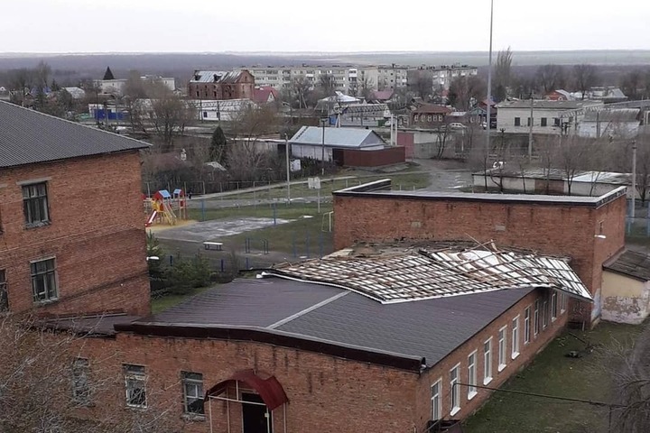 Сорванные крыши школ и десятков домов, поваленные деревья и поврежденные остановки: в Саратовской области бушует ураганный ветер