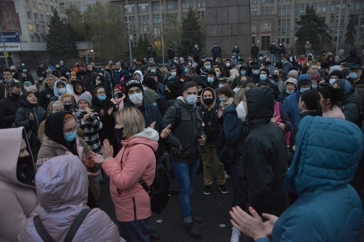 На главной площади Саратова на несанкционированный митинг собрались около 300 сторонников Навального
