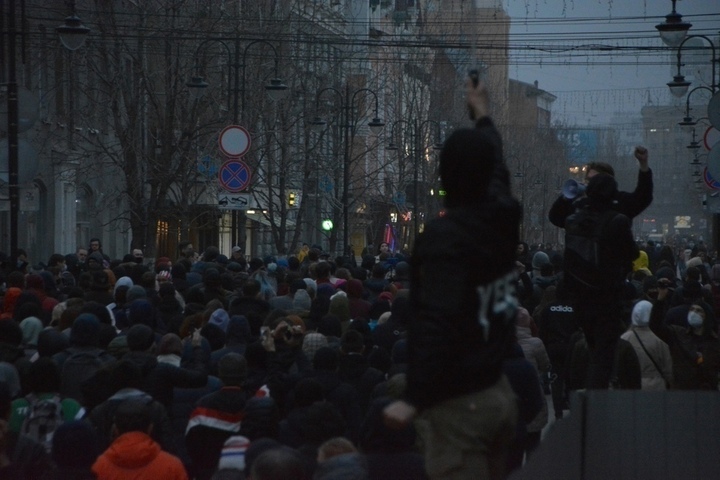 Митингующие устроили несогласованное шествие по проспекту Кирова, попутно заняв две площади