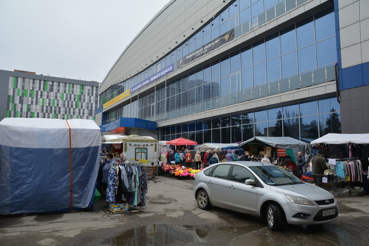 Горожанин пожаловался на превращение площадки перед входом в ледовый дворец спорта в базар