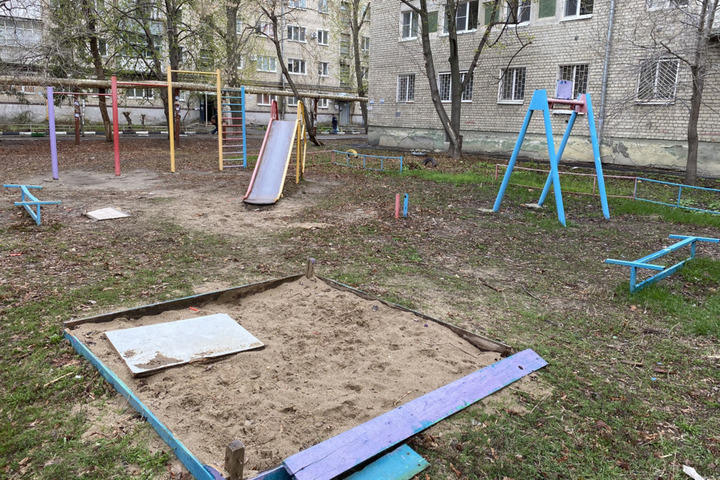 Горожанка пожаловалась на детскую площадку со сломанными качелями в центре Заводского района