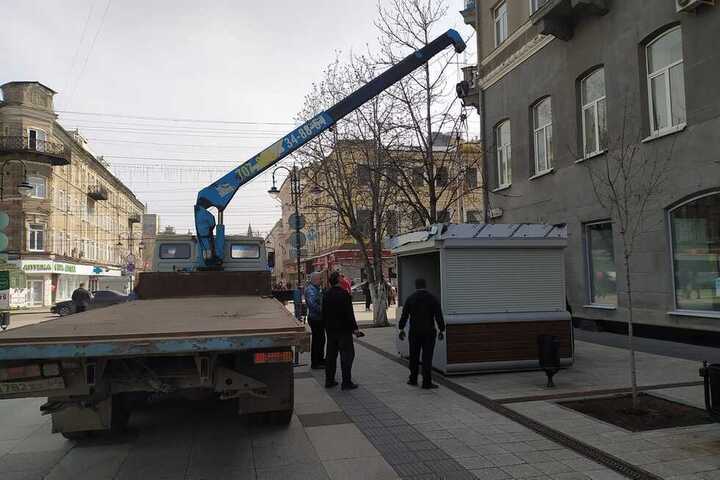 На проспекте Кирова спустя полтора года после «зачистки» снова устанавливают ларьки