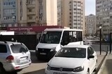 В Саратове жители перекрыли дорогу в знак протеста против проезда автобуса по их придомовой территории