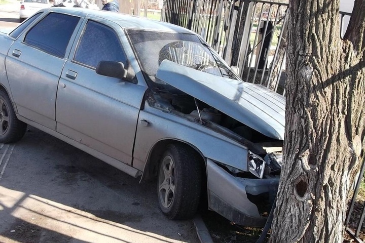 У перинатального центра в Энгельсе водитель на «десятке» сбил 77-летнюю пенсионерку на тротуаре, после чего врезался в дерево и в забор