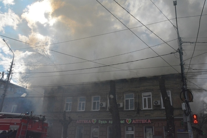 В центре Саратова горит дом. На место выехали сотрудники МЧС, полиция пытается оцепить квартал (фото)