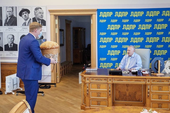 Депутат Госдумы от Саратовской области подарил на 75-летие Жириновскому «особенно вкусный» калач массой семь килограммов