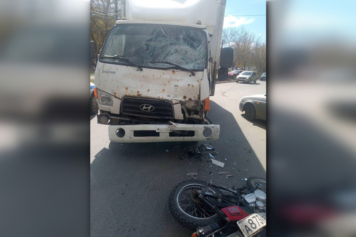 На Гвардейской водитель грузовика сбил мотоциклиста: пострадавшего госпитализировали
