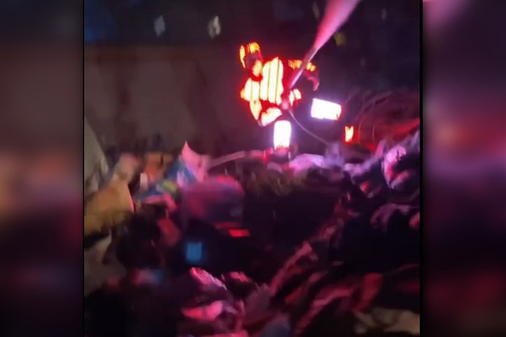 «Смотри, какая красота. Ей невозможно наглядеться»: саратовские циркачи устроили перформанс на фоне городской мусорки (видео)
