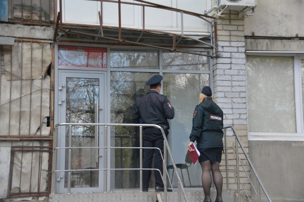 У бывшего штаба Навального в Саратове работают полицейские. Речь может идти об обстреле офиса