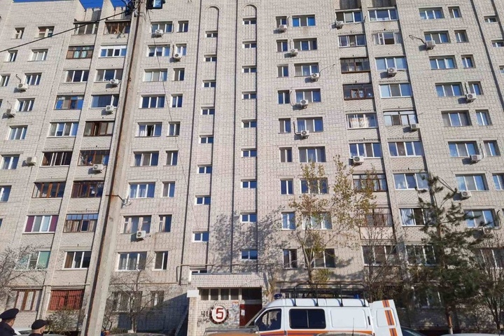 В Балаково из окна десятого этажа выпал 74-летний мужчина
