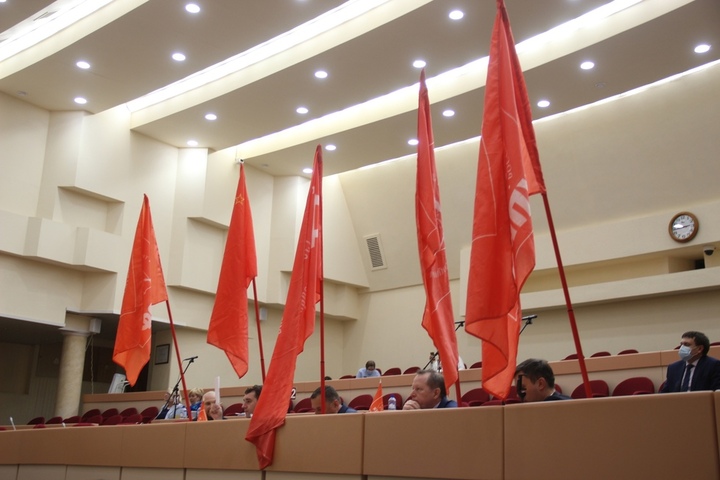 Саратовские коммунисты устроили первомайскую акцию в зале заседаний думы (фото, видео)