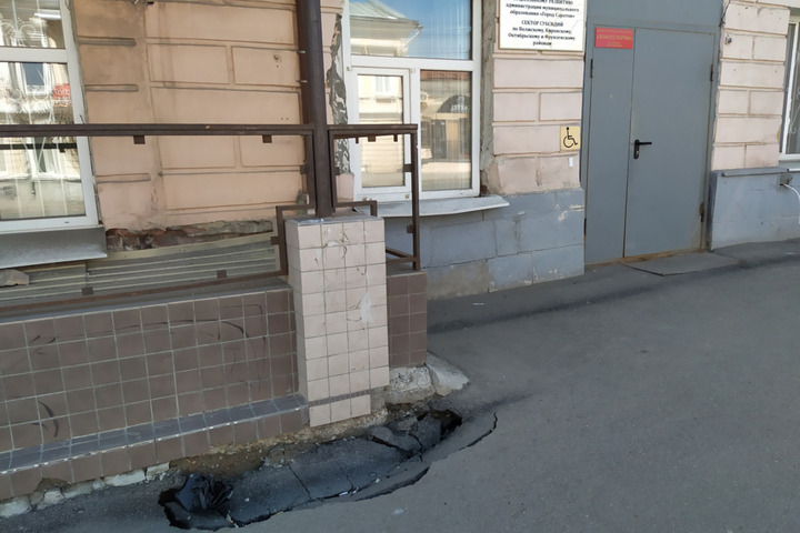 Горожане пожаловались на провалившийся асфальт на тротуаре на улице Московской