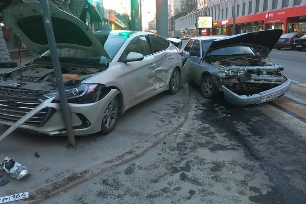 Утром на Московской иномарку после ДТП зажало между столбами: пострадал водитель, разломан новый светофор
