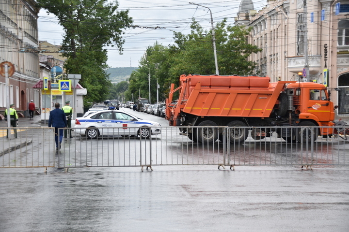В течение трех дней в центре Саратова будут перекрывать движение: названы улицы и время