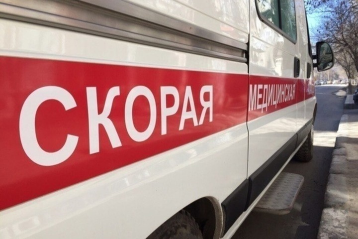 В Ленинском районе неадекватный пациент вызвал «скорую» и поранил стеклом женщину-фельдшера: ее госпитализировали
