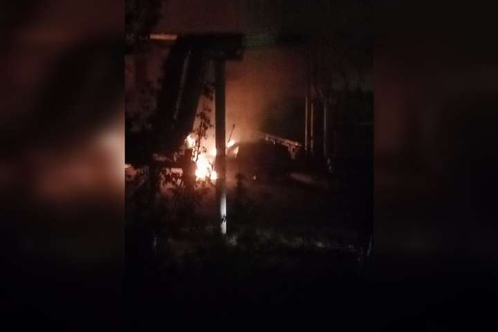 В Энгельсе из-за неисправности проводки загорелась «Лада Калина», огонь от нее перекинулся на соседнюю иномарку