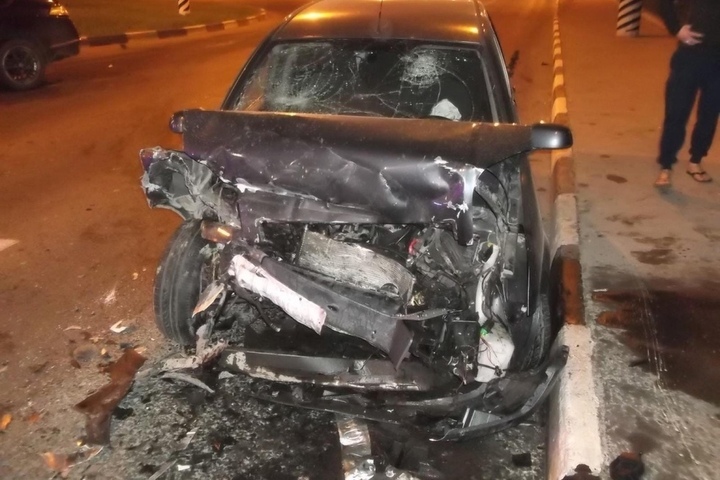 В Энгельсе после ночного столкновения авто двоим водителям понадобилась помощь медиков
